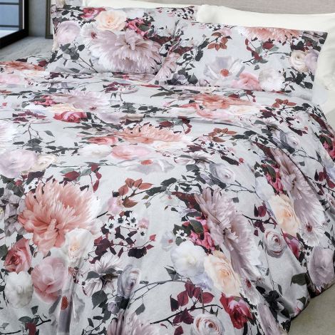 Sacco copripiumino di grande effetto a fondo grigio perla con grandi fiori, elegante e raffinato.