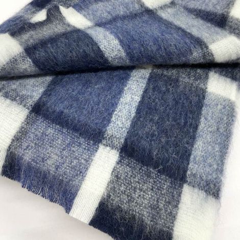 coperta di lana mohair scozzese nei toni del bianco e blu per letto singol