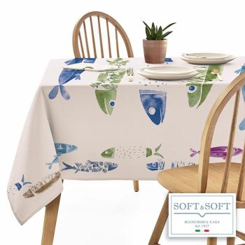 tovaglia a fondo bianco naturale, con stampati grandi pesci nei colori azzurri verdi grigio tortora uva